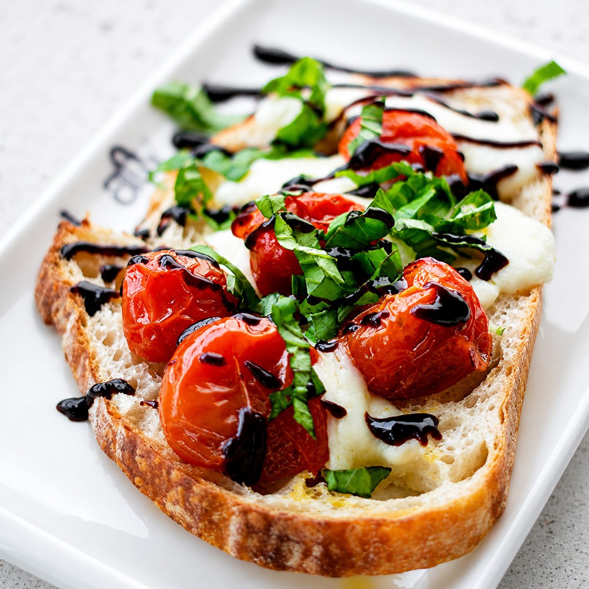 Ekmek Üstü Mozzarella Domates Konfit